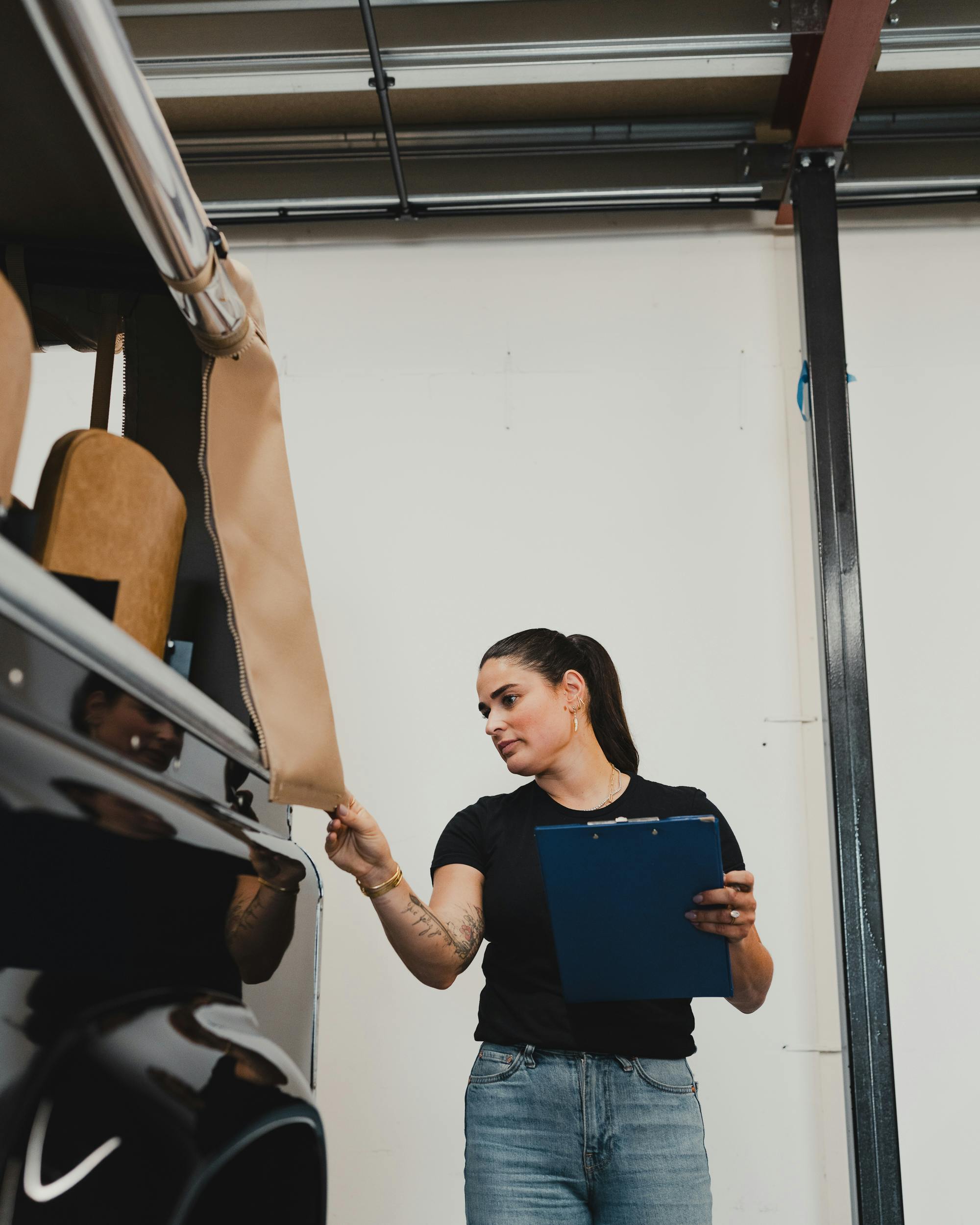 Vehicle inspection inside a workshop using a clipboard